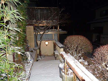 ０５．１．２５  ０６１５ 　玄関を出て、南の門扉方向を見る！