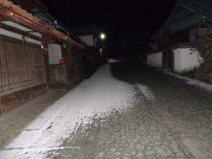 ０５．１．３１  ０４４５ 　悠久の館の手前から、前方方向を見る！