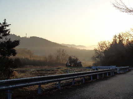 ０５．３．２２　０６１８　総合公園への上り口から、前方をみると雲海が広がっていた！