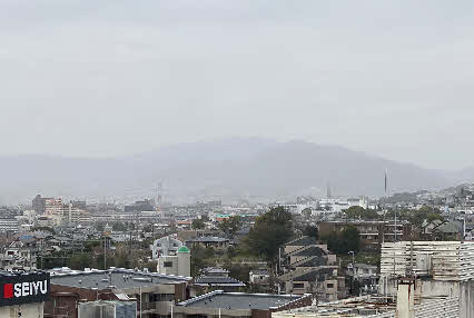 ０５．３．２５　１３１６　川西市のビルから、六甲山を見ると黄砂で霞んでいる、午前中は全く見えなかった！中国のとんだ産物！