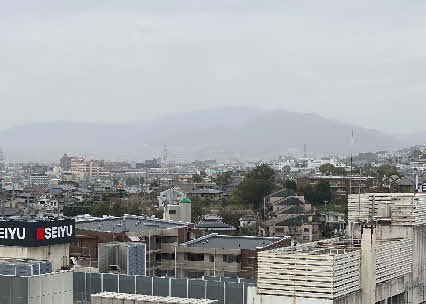 ０５．４．１２　１８３０　黄砂により六甲山が霞んで見える！