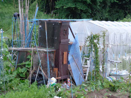 ０５．６．２８　１９０３　畑で物置小屋？を作成中のところ、一応完成したのを帰る間際に撮る！