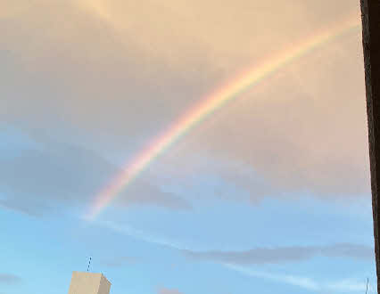 ０５．８．１３　１８３４　女の人が歩道で、スマホを空に向けていたので見たら、虹が出ていた！