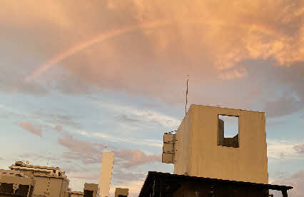 ０５．８．１３　１８３４　場所を変えて、東の空に架かっていた！