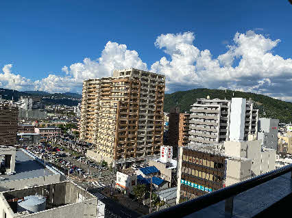 ０５．８．２６　１６１３　川西市能勢口から、北方向を見ると稜線上に白い積乱雲が湧いていた！
