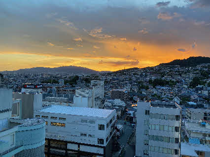 ０５．８．２７　１８５３　川西市能勢口から、西方向の六甲山を見ると、夕焼けが広がっていた！