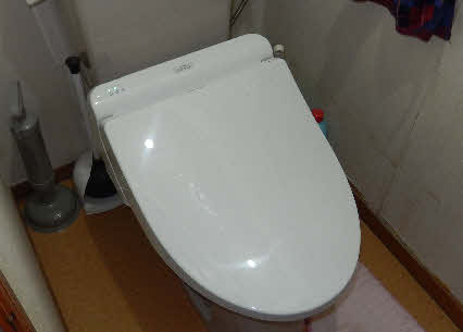 ０５．９．１０　０６４２　１階のトイレの便座を交換し、新しい便座を撮る！