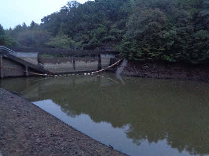 ０５．１０．９　０４４８　青ノ池の水門付近の様子、水がこれほどまでに減っている！