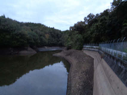 ０５．１０．１０　０４４５　青ノ池の水門付近から、上流？奥の方を見る！