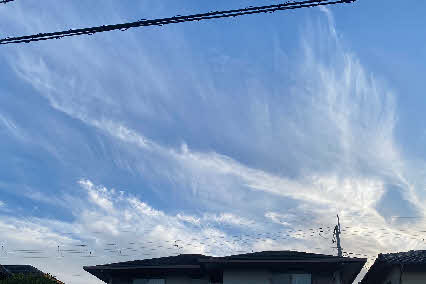 ０５．１０．２２　１６２９　夜勤に向かうバス停で、ふと前方を見ると筋雲が出来、ああ秋だなあと感じる！