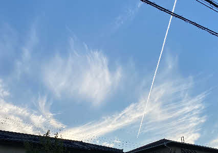 ０５．１０．２２　１６２９　その西側に南東から南西ににぐんぐん延びる飛行機雲が、安定して直線になっていた！