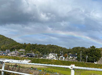 ０５．１０．２９　１４１１　畑に行く途中に、東方向に虹を発見し、阪急バスの車庫を曲がってから撮影！